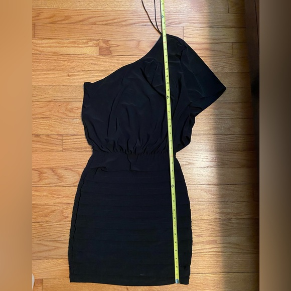 Little Black Dress! Perfect for formals, wedding guest, NYE, & cocktail parties! - Picture 5 of 6